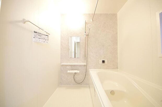 心地よい入浴タイムを追求した大きな浴槽とアクセントパネルで、より高級感が演出されます。