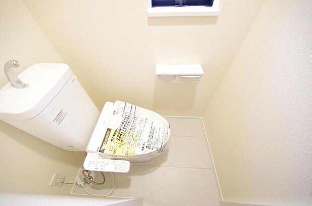 少ない水を有効に使って、汚れも効率よく洗浄します。便器は奥までふちのない掃除がしやすい形状です。