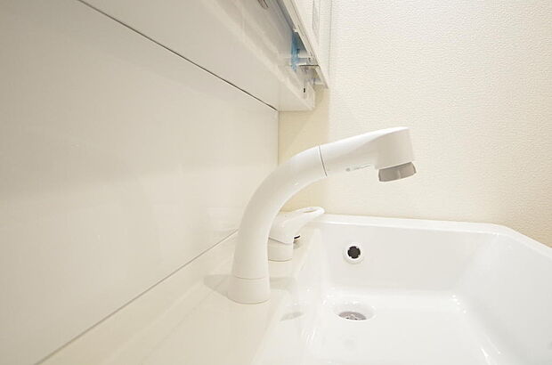 洗面台の給水口はホースが伸びるので朝シャン出来ます。シングルレバーでお湯の温度も楽々調整出来ます。