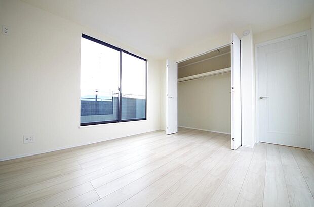 木の質感が優しい床材と豊富な収納が特徴的な、心に温かさを感じる内装です。