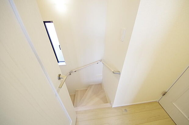 階段には手すりを標準装備することで、お子様やご高齢者の安全性にも配慮しております。