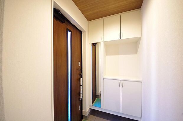 棚板が多く、沢山のの靴が収納可能。棚板は稼働可能ですのでブーツやヒールの高い靴も収納でき便利です。
