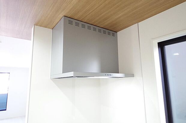 キッチン上部には、ブーツ型の照明付きのレンジフードが標準装備されております。