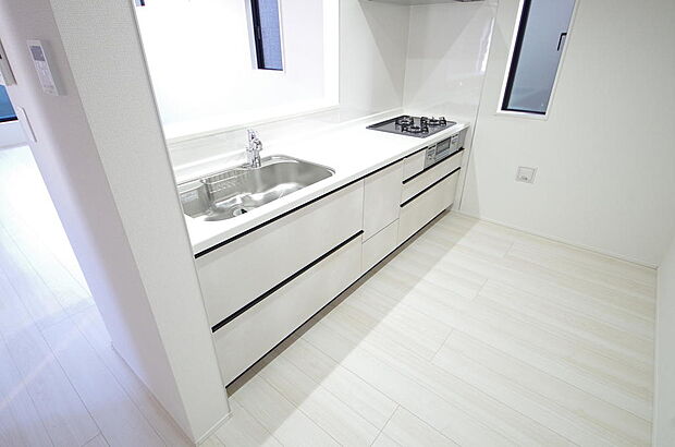 キッチンには耐久性が高く、お手入れも簡単で人工大理石トップを採用して、キッチンを優雅に演出しました。