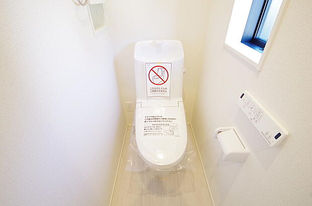 少ない水を有効に使って、汚れも効率よく洗浄します。便器は奥までふちのない掃除がしやすい形状です。