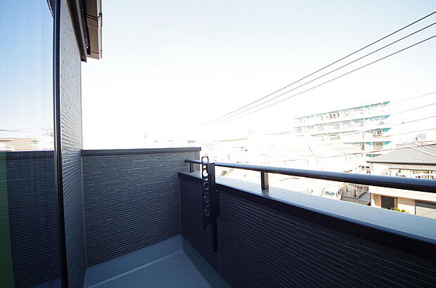 陽光あふれるバルコニーは、たくさんの光を浴びることができるのでお洗濯物やお布団もしっかり干せます。