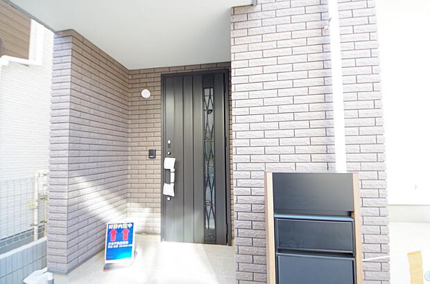 玄関はいわばその邸宅の顔です。だからこそ、迎賓のためにしつらえを細部まで施しました。