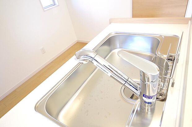 レバー操作一つで水量、温度も調節可能です。また、蛇口には浄水カートリッジも内蔵可能です。