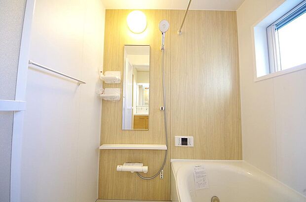 １日の疲れを癒す大切な場所です。追焚き機能も付いておりますので、帰りが遅くなっても安心できます。