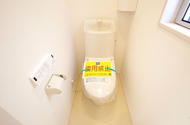 少ない水を有効に使って、汚れも効率よく洗浄します。便器は奥までふちのない掃除がしやすい形状です。