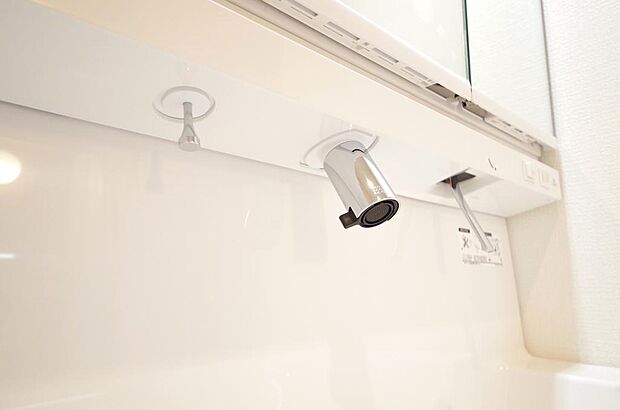 洗面台の給水口はホースが伸びるので朝シャン出来ます。シングルレバーでお湯の温度も楽々調整出来ます。