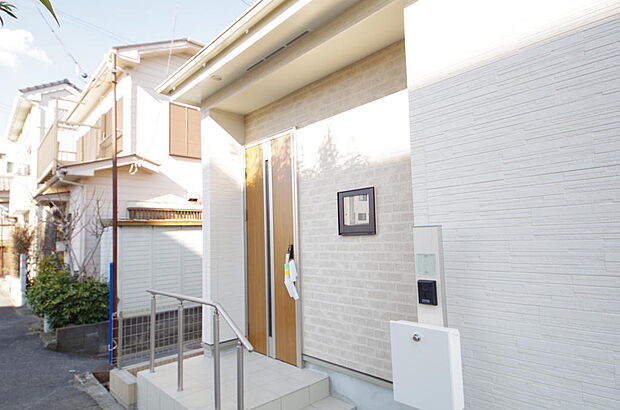 玄関はいわばその邸宅の顔です。だからこそ、迎賓のためにしつらえを細部まで施しました。