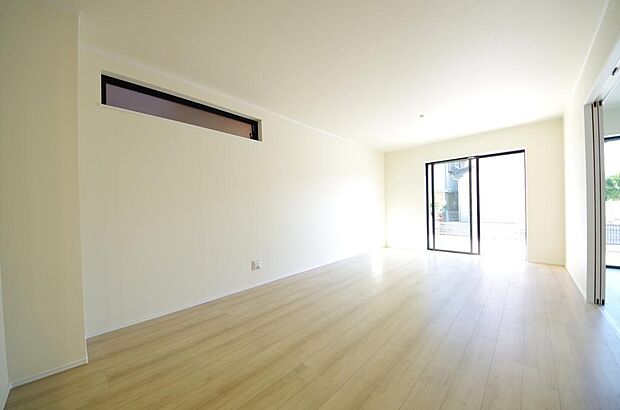 明るい陽光が差し込み開放的なリビング　ダイニングを演出し、ゆとりある空間はご満足いただけます。