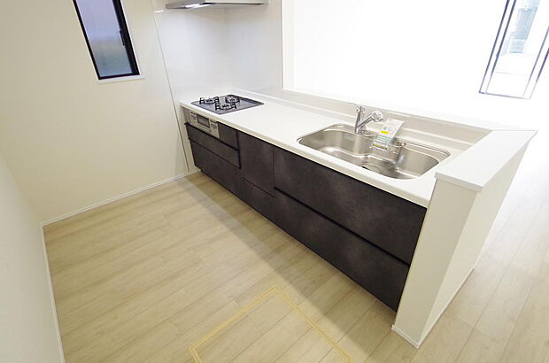 キッチンには耐久性が高く、お手入れも簡単で人工大理石トップを採用して、キッチンを優雅に演出しました。