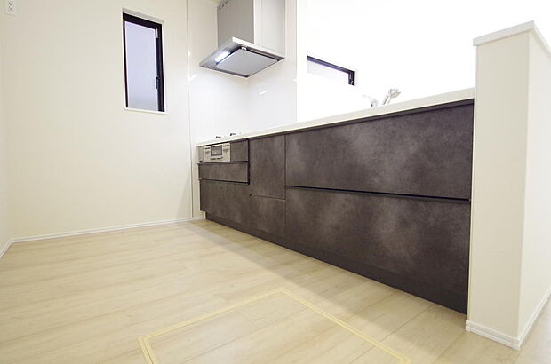 リビング　ダイニング全体が見渡せるキッチンは、リビングのお子様の様子を見守りながら家事ができます。