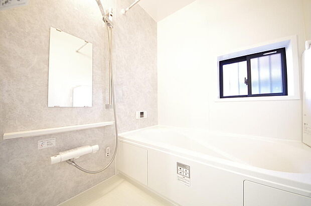 心地よい入浴タイムを追求した大きな浴槽とアクセントパネルで、より高級感が演出されます。