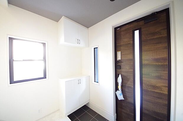 棚板が多く、沢山の靴が収納可能。棚板は稼働可能ですのでブーツやヒールの高い靴も収納でき便利です。