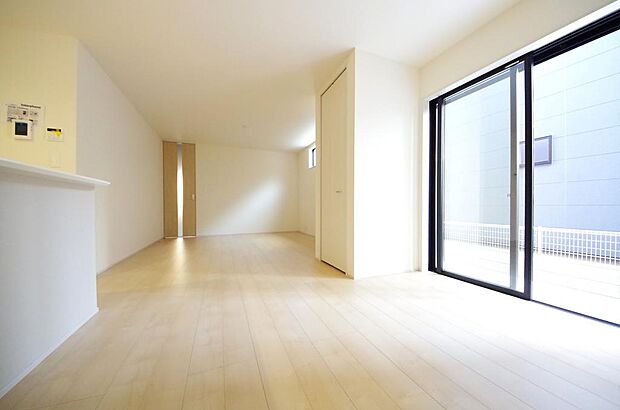 明るい陽光が差し込み開放的なリビング　ダイニングを演出し、ゆとりある空間はご満足いただけます。