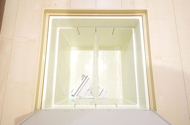 ミネラルウォーター、缶詰、非常食のストックに便利です。空間を有効に利用した収納です。