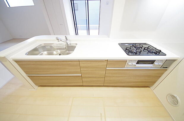 キッチンには耐久性が高く、お手入れも簡単で人工大理石トップを採用して、キッチンを優雅に演出しました。