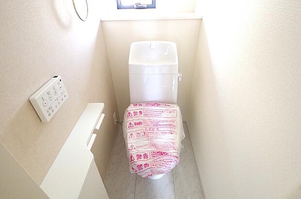 少ない水を有効に使って、汚れも効率よく洗浄します。便器は奥までふちのない掃除がしやすい形状です。