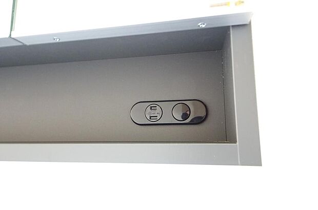 洗面台には、照明　コンセント　くもり止めの３点が標準装備されております。