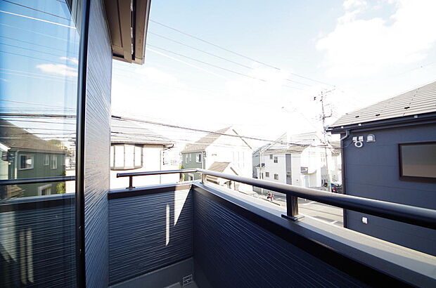 陽光あふれるバルコニーは、たくさんの光を浴びることができるのでお洗濯物やお布団もしっかり干せます。