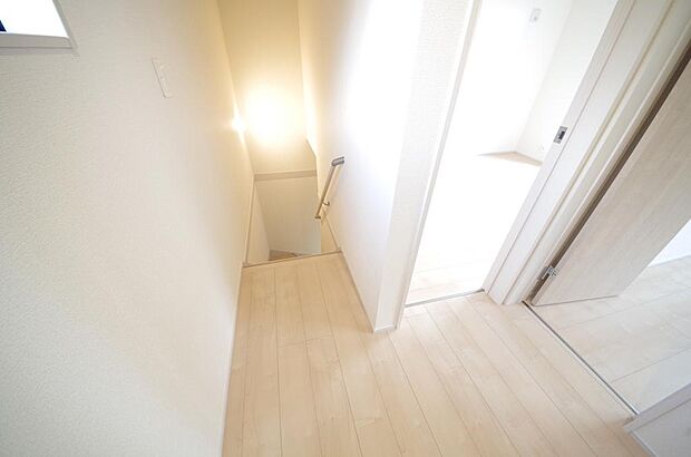 階段には手すりを標準装備することで、お子様やご高齢者の安全性にも配慮しております。