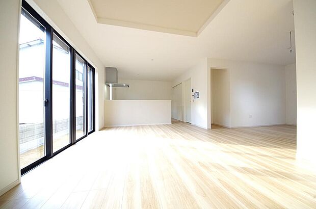 明るい陽光が差し込み開放的なリビング ダイニングを演出し、ゆとりある空間はご満足いただけます。