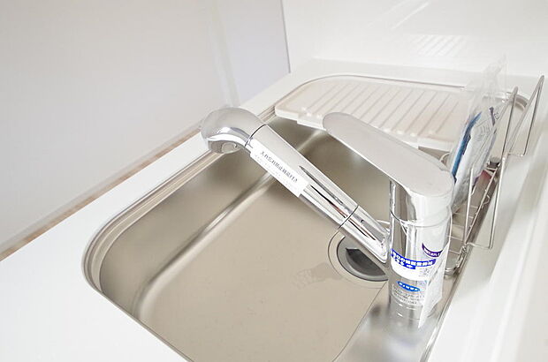 キッチンの水栓はホースが伸びますので、大きな鍋も楽に洗う事が出来ます。浄水器もビルトインです。