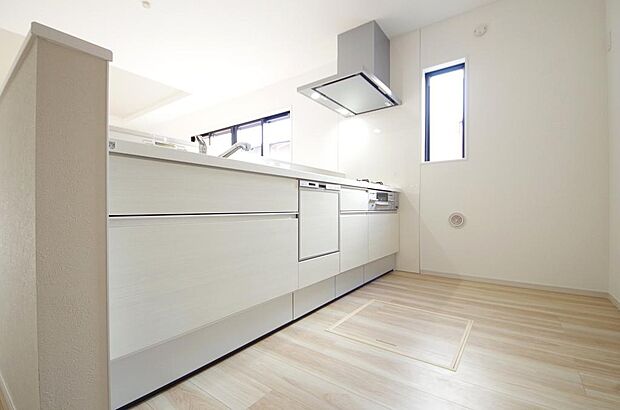 キッチンには耐久性が高く、お手入れも簡単で人工大理石トップを採用して、キッチンを優雅に演出しました。