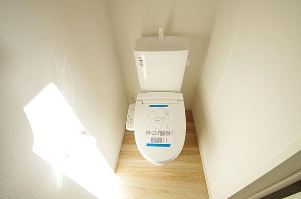 少ない水を有効に使って、汚れも効率よく洗浄します。便器は奥までふちのない掃除がしやすい形状です。