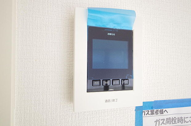 来訪者を映像と音声で確認可能なので、煩わしいセールスにも住戸内で対話可能です。