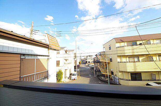 陽光あふれるバルコニーは、たくさんの光を浴びることができるのでお洗濯物やお布団もしっかり干せます。