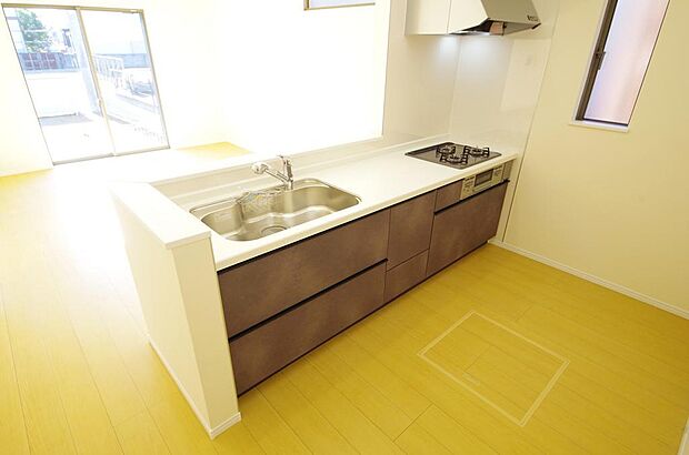 キッチンには耐久性が高く、お手入れも簡単で人工大理石トップを採用して、キッチンを優雅に演出しました。