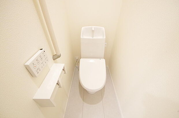 少ない水を有効に使って、汚れも効率よく洗浄します。便器は奥までふちのない掃除がしやすい形状です。