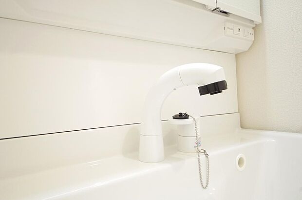 洗面台の給水口はホースが伸びるので朝シャン出来ます。シングルレバーでお湯の温度も楽々調整出来ます。