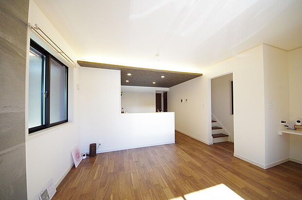 明るい陽光が差し込み開放的なリビング　ダイニングを演出し、ゆとりある空間はご満足いただけます。