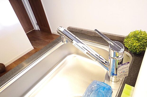 レバー操作一つで水量、温度も調節可能です。また、蛇口には浄水カートリッジも内蔵可能です。