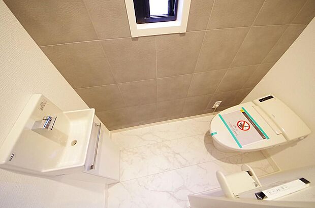 少ない水を有効に使って、汚れも効率よく洗浄します。便器は奥までふちのない掃除がしやすい形状です。