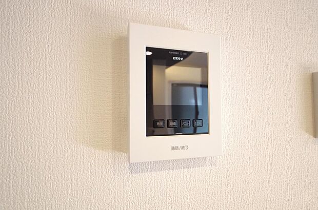 来訪者を映像と音声で確認可能なので、煩わしいセールスにも住戸内で対話可能です。