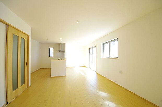 明るい陽光が差し込み開放的なリビング　ダイニングを演出し、ゆとりある空間はご満足いただけます。