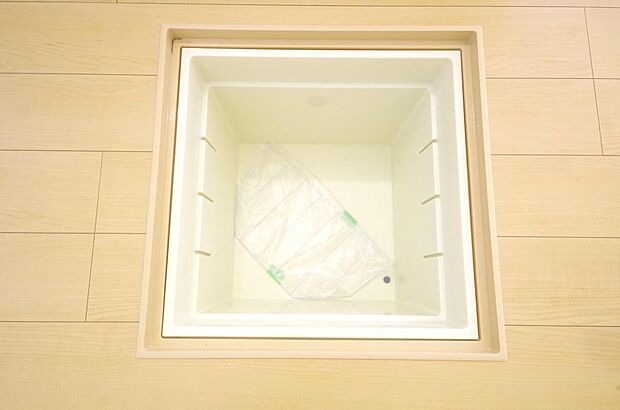 ミネラルウォーター、缶詰、非常食のストックに便利です。空間を有効に利用した収納です。