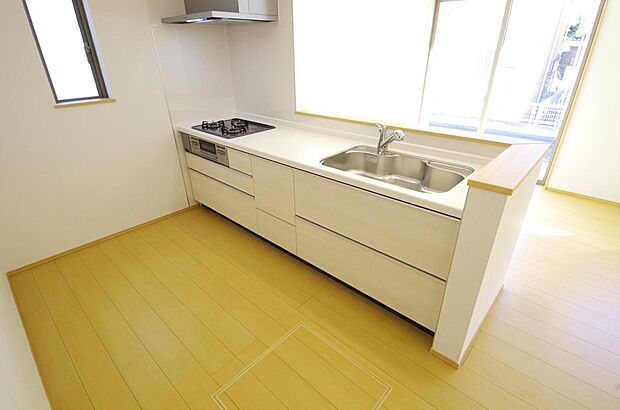 キッチンには耐久性が高く、お手入れも簡単で人工大理石トップを採用して、キッチンを優雅に演出しました。