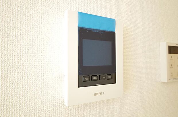 来訪者を映像と音声で確認可能なので、煩わしいセールスにも住戸内で対話可能です。
