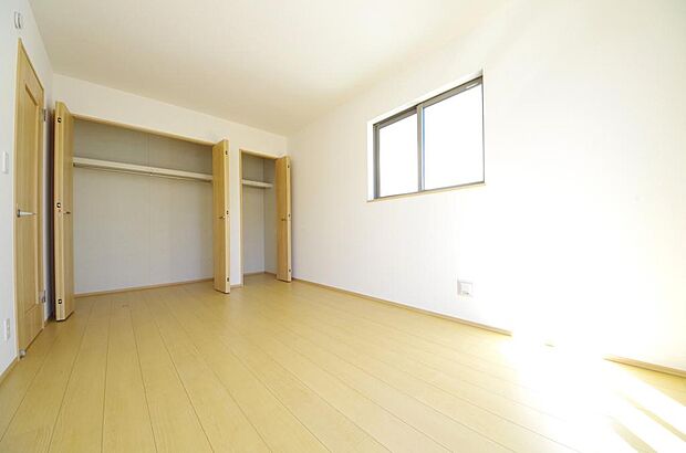 木の質感が優しい床材と豊富な収納が特徴的な、心に温かさを感じる内装です。