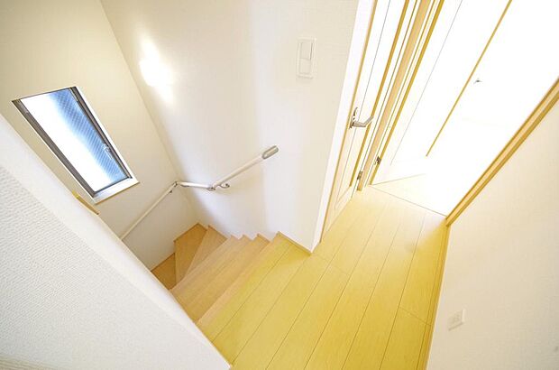 階段には手すりを標準装備することで、お子様やご高齢者の安全性にも配慮しております。