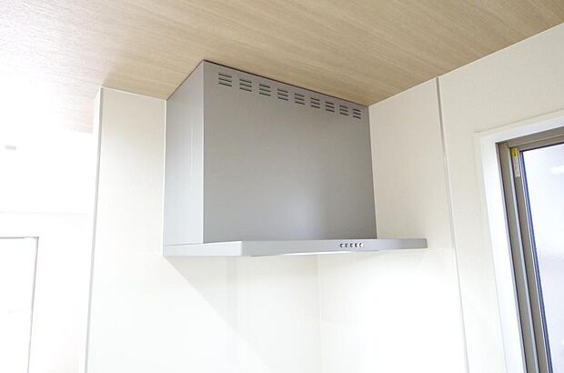 キッチン上部には、ブーツ型の照明付きのレンジフードが標準装備されております。