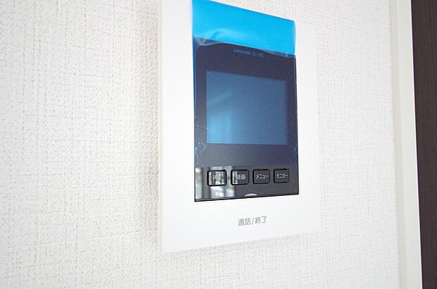 来訪者を映像と音声で確認可能なので、煩わしいセールスにも住戸内で対話可能です。