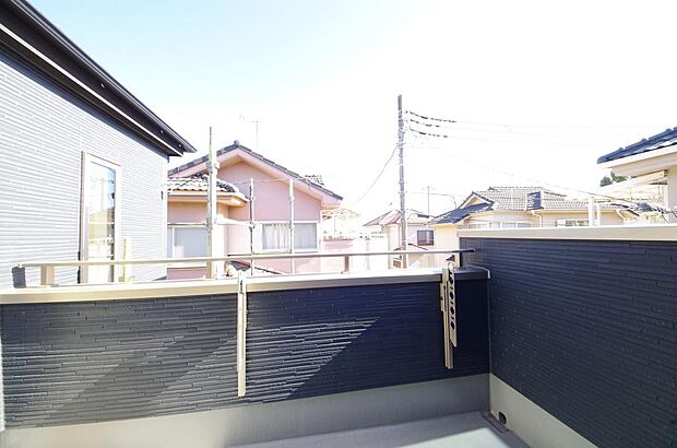 陽光あふれるバルコニーは、たくさんの光を浴びることができるのでお洗濯物やお布団もしっかり干せます。